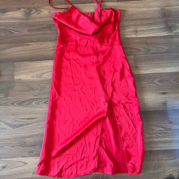 Red satin midi dress with slit - Picture 3 of 5